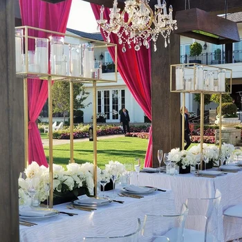 Свадебная металлическая колонна на высокой платформе с золотым цветком, центральная часть обеденного стола